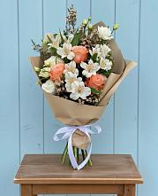 Букет цветов из:  Альстромерии, Лизиантусы, Розы и Хризантемы в Заюково