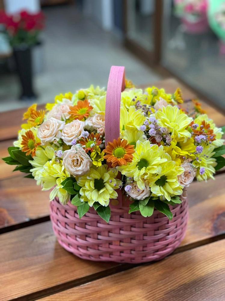 Цветочная композиция из Хризантемы и Розы в корзине в Заюково