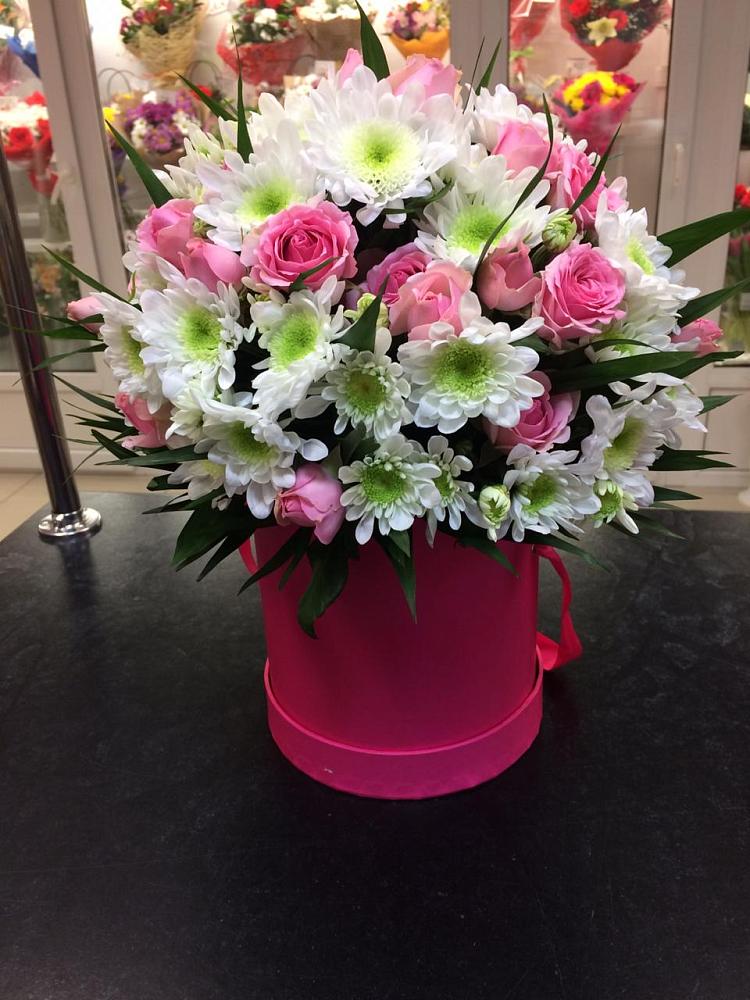 Цветочная композиция из Розы и Хризантемы в шляпной коробке в Заюково